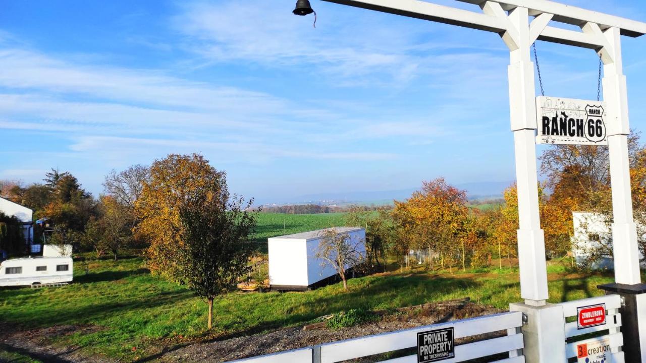 Ranch 66 - Moderni Tiny House Black Swallow Ve Stylu Route 66 Se Saunou A Bazenem Tršice Kültér fotó