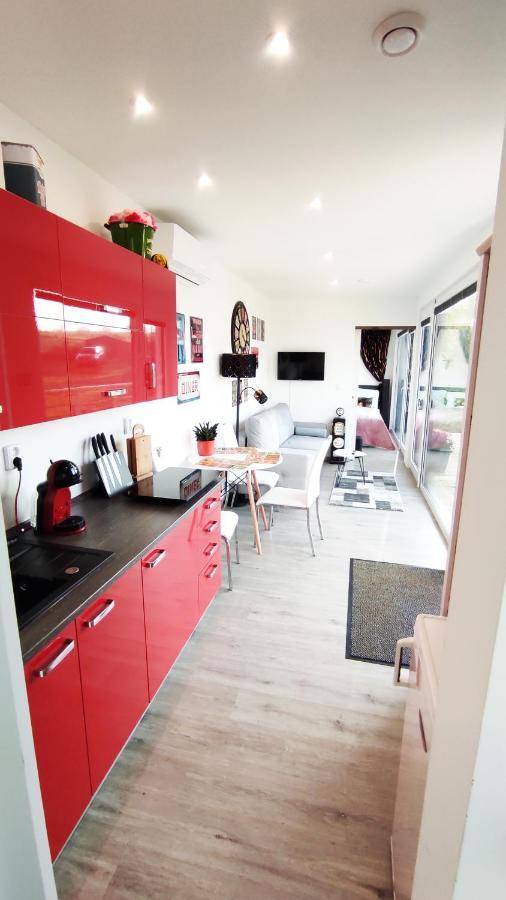 Ranch 66 - Moderni Tiny House Black Swallow Ve Stylu Route 66 Se Saunou A Bazenem Tršice Kültér fotó