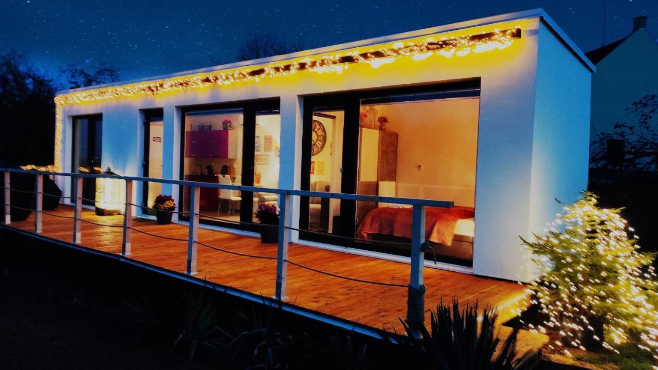 Ranch 66 - Moderni Tiny House Black Swallow Ve Stylu Route 66 Se Saunou A Bazenem Tršice Kültér fotó
