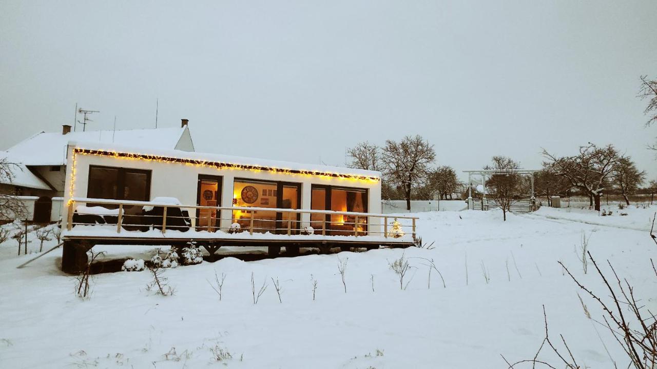 Ranch 66 - Moderni Tiny House Black Swallow Ve Stylu Route 66 Se Saunou A Bazenem Tršice Kültér fotó