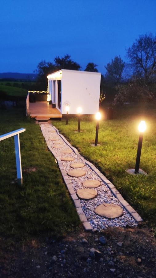 Ranch 66 - Moderni Tiny House Black Swallow Ve Stylu Route 66 Se Saunou A Bazenem Tršice Kültér fotó