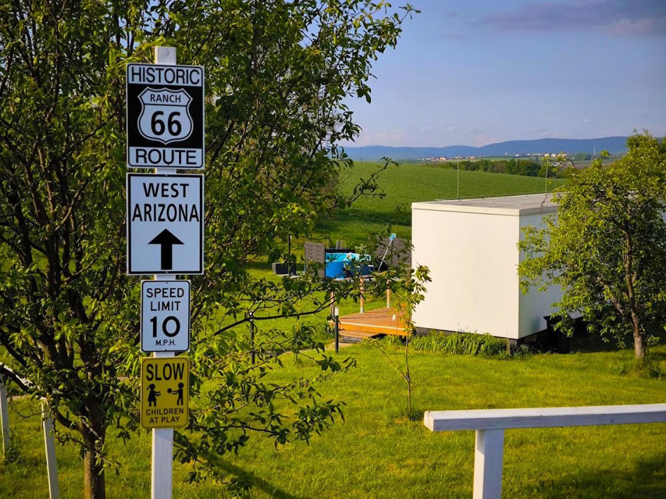 Ranch 66 - Moderni Tiny House Black Swallow Ve Stylu Route 66 Se Saunou A Bazenem Tršice Kültér fotó